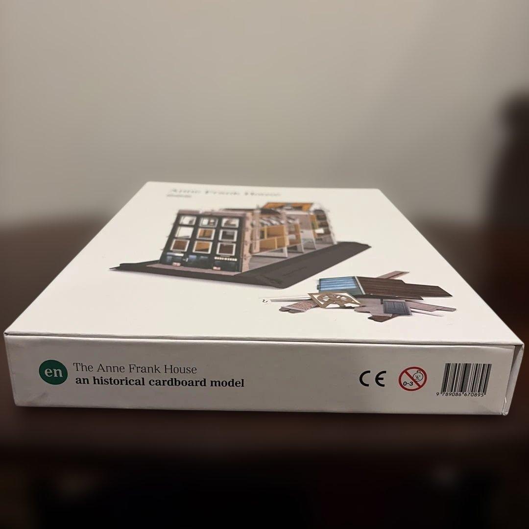 アンネ・フランクのレプリカ歴史的家屋段ボール模型