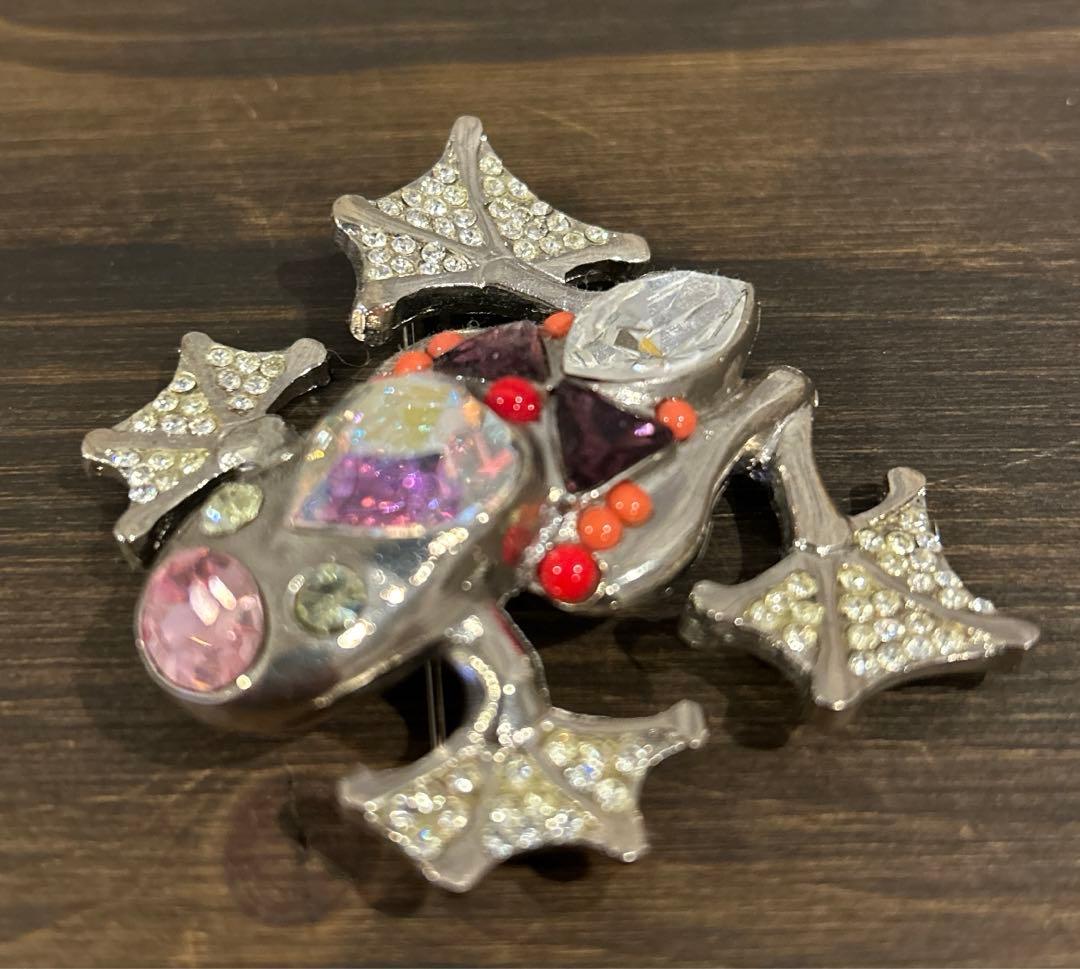 カエルのブローチ　ラクロワ