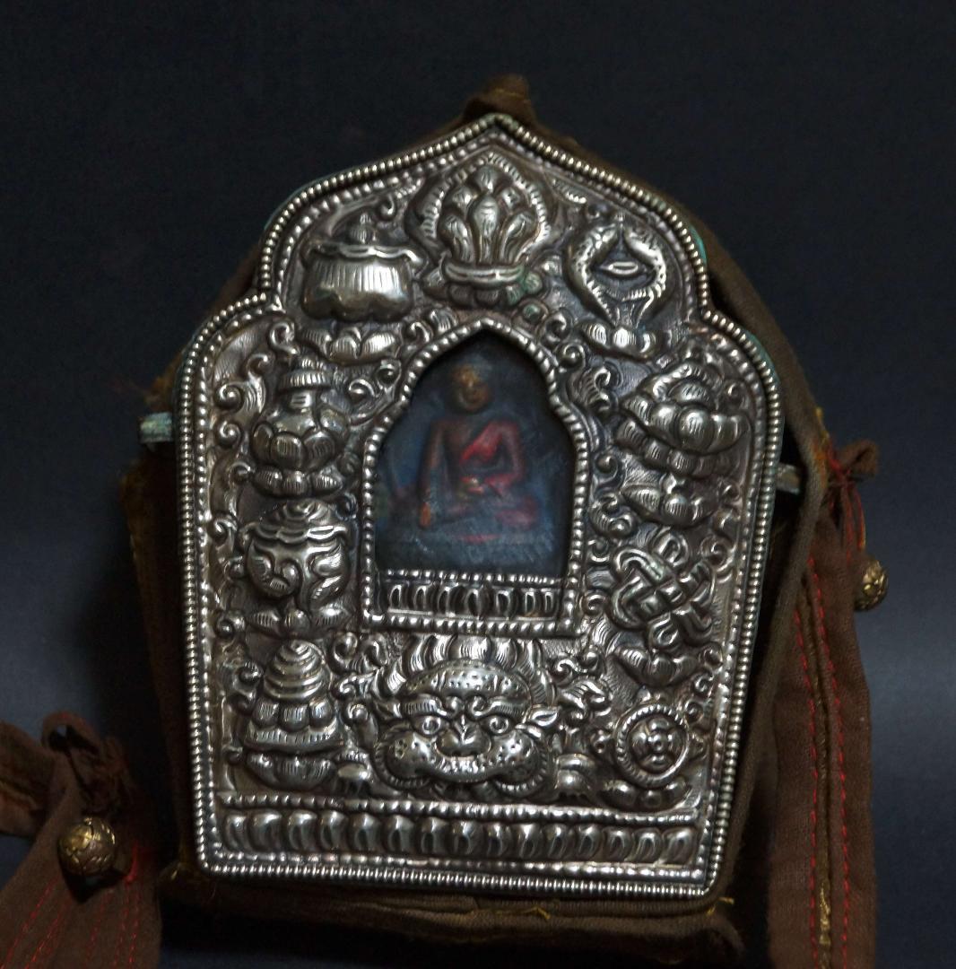 オールドチベット ガウ携帯祭壇『薬師如来』仏像窓銀製装飾手造り打出し装飾密教法具