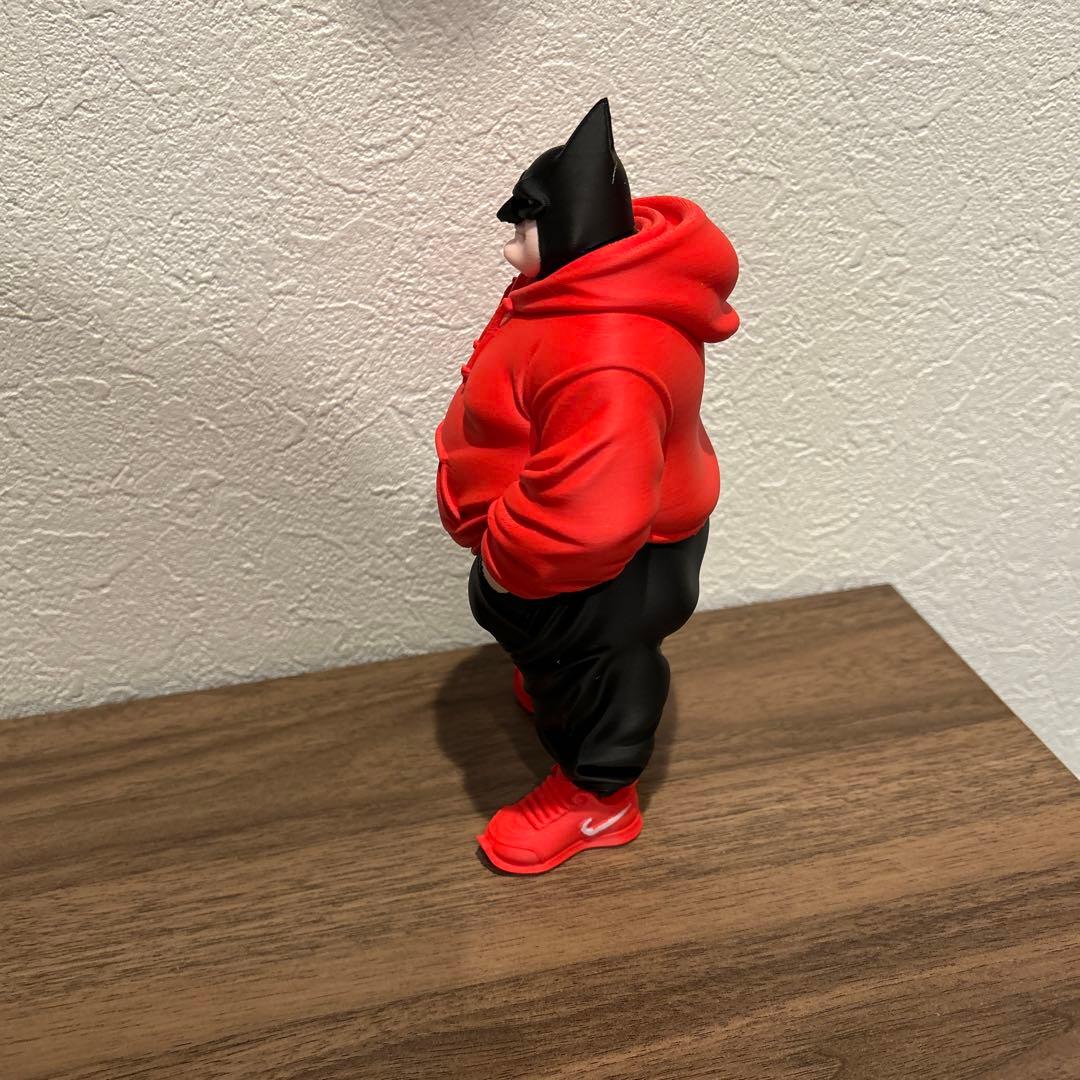 バットマン フィギュア NIKE スニーカー 赤パーカー ストリート風