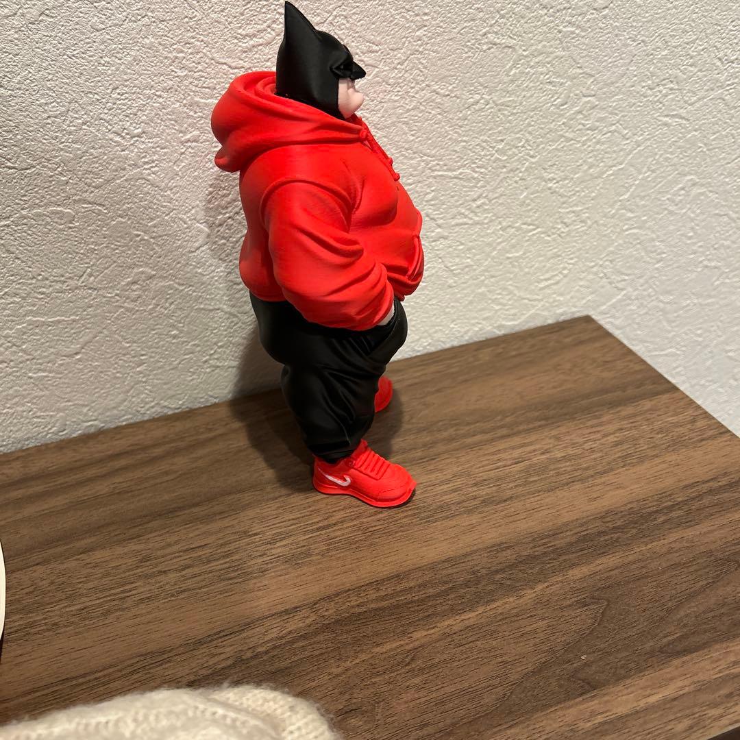 バットマン フィギュア NIKE スニーカー 赤パーカー ストリート風