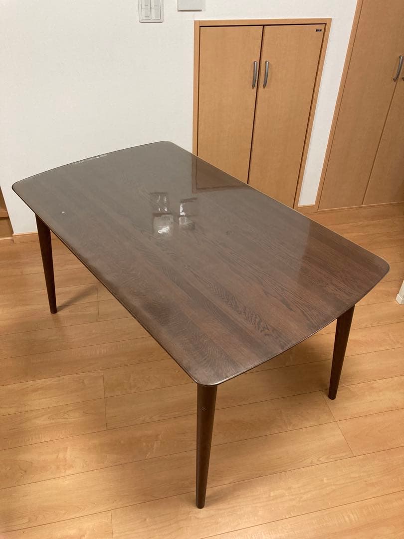 ダークブラウン木製長方形ダイニングテーブル