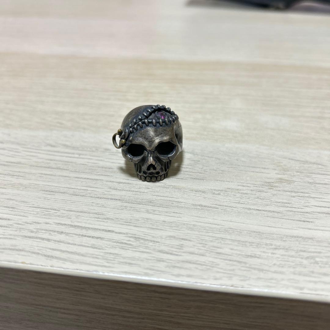 スカルリング 紫色のストーン付き