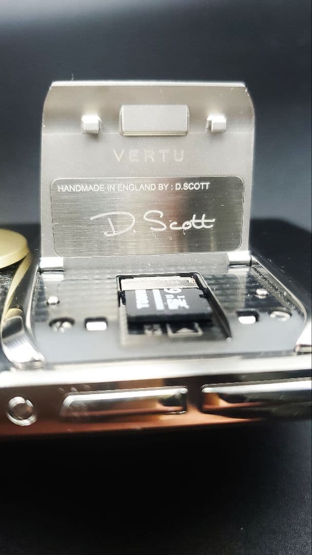 年末限定。高級携帯電話Vertu Signature Touch 美品。訳あり品