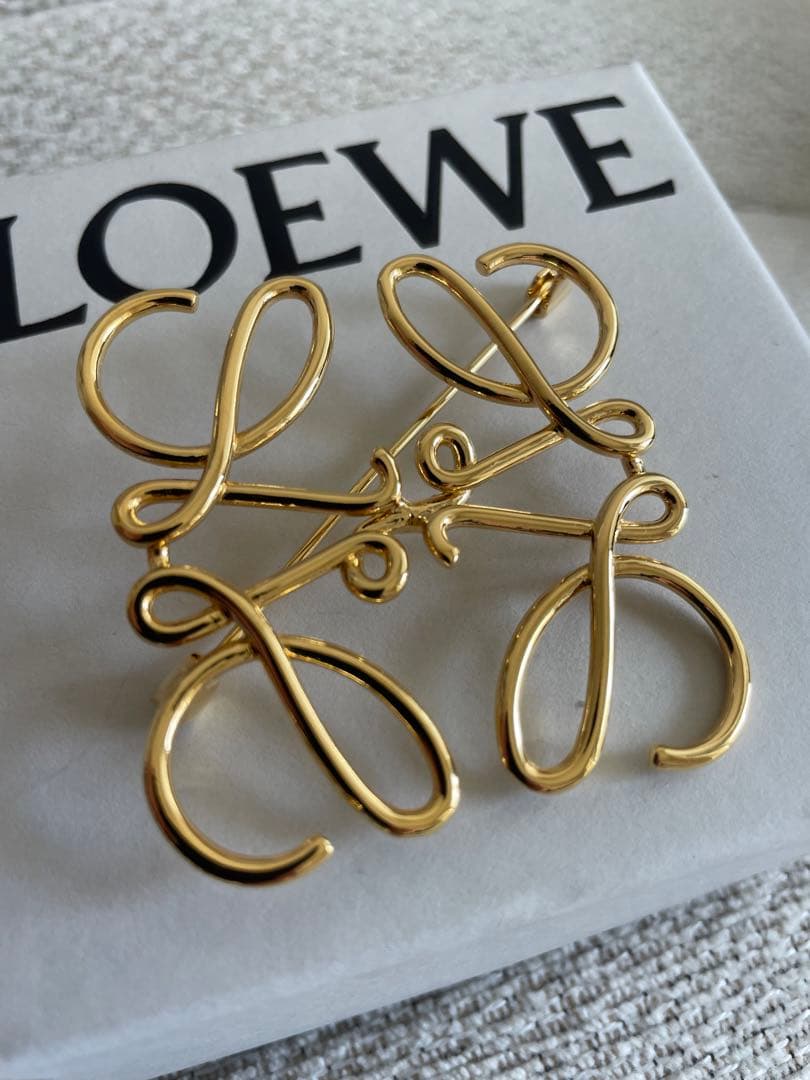 【一度使用！】LOEWE ゴールド リボンブローチ　即日発送❗️