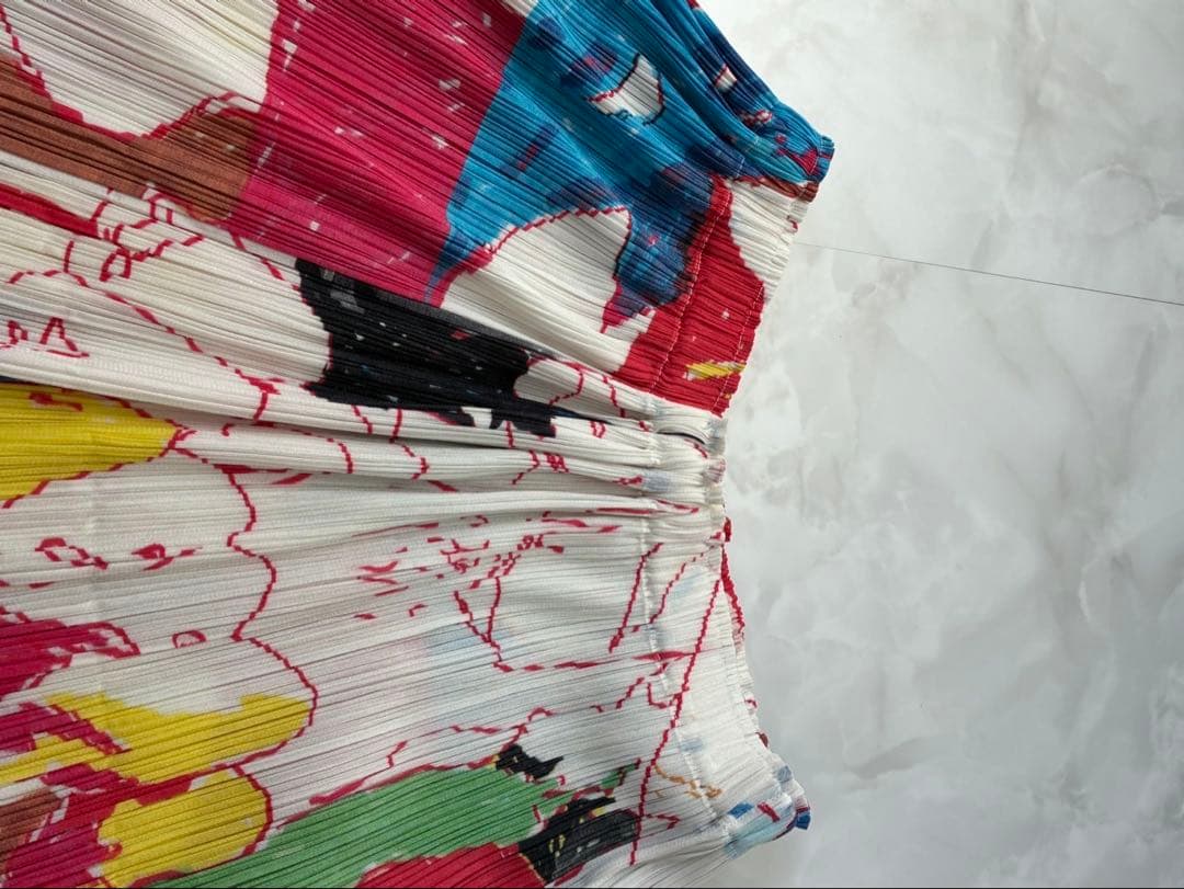 PLEATS PLEASE 抽象画　水彩画　スカート　幾何学