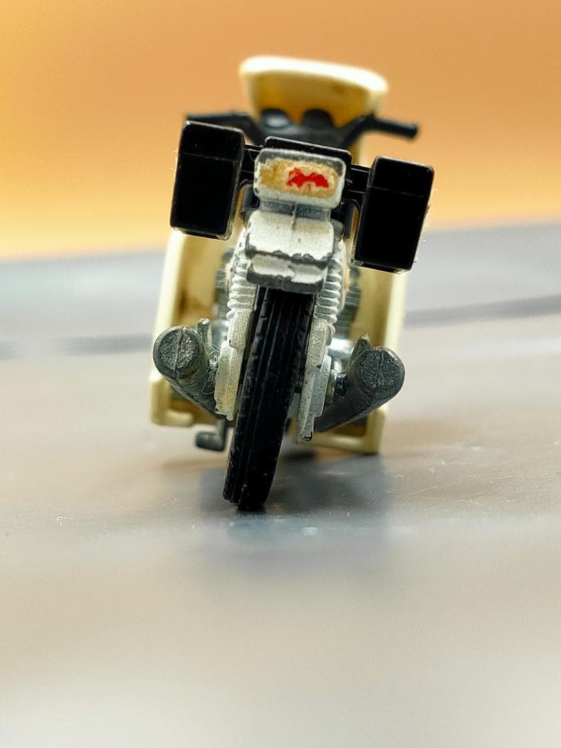 トミカ NO.4 ホンダ　白バイ　ミニカー ダイキャスト トミカ MC0087