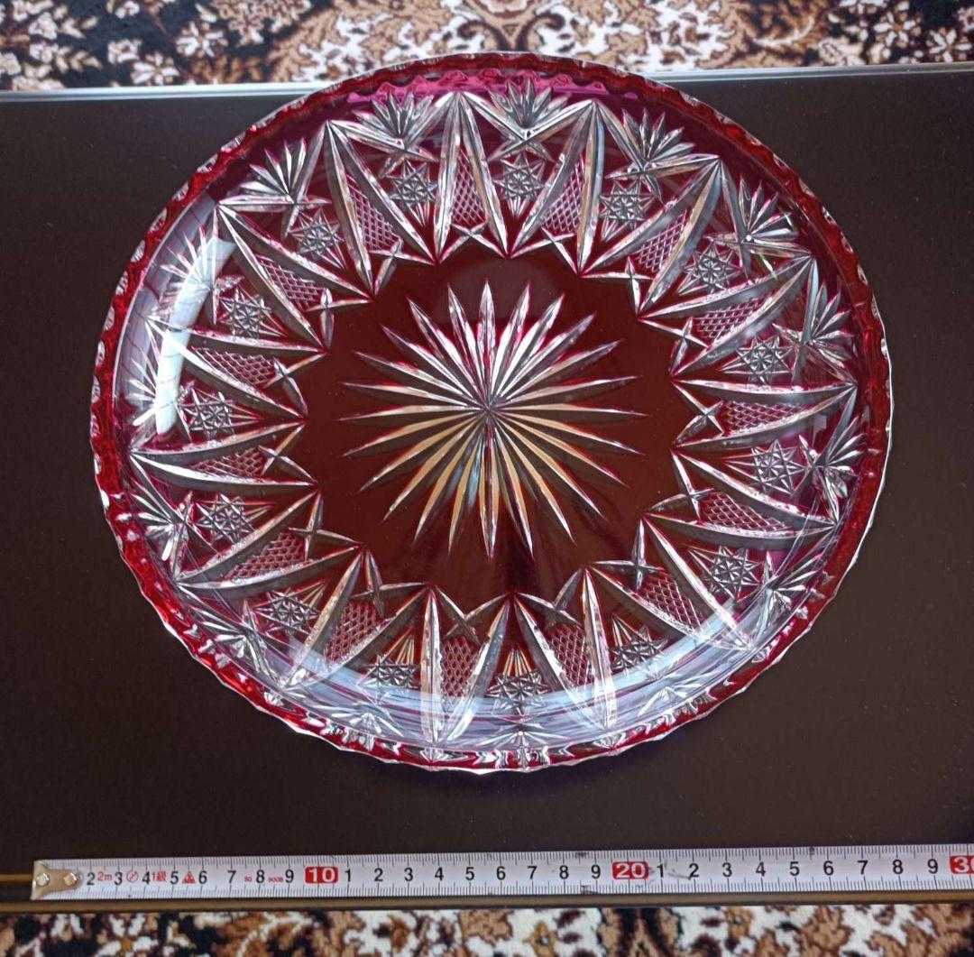 ☆金赤の魅力☆★現代江戸切子金赤ガラス菊花笹葉飾皿☆２９センチ大皿★