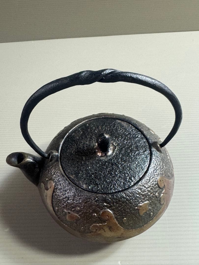 1557 照光堂作 希少砂鉄急須　南部鉄瓶＊波千鳥文　捻り提手 茶器　茶道具骨董