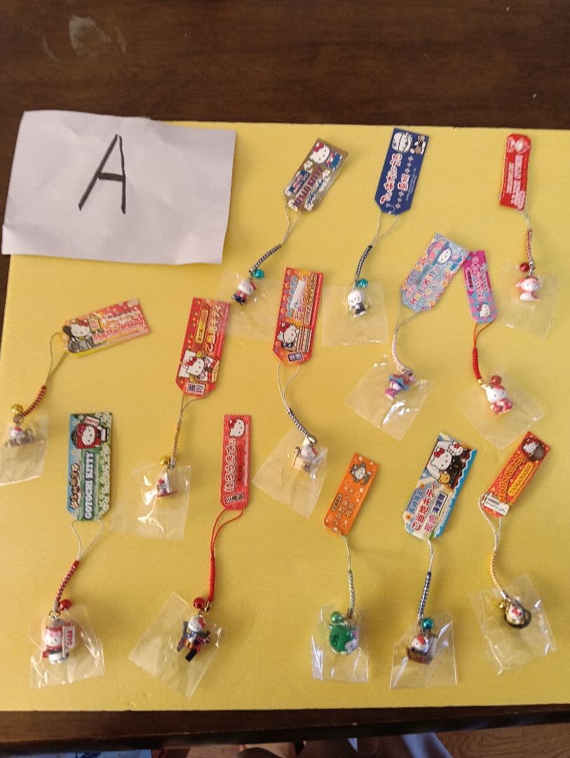 A　ご当地ハローキティファスナーストラップなど日本全国47都道府県制覇　＋１個