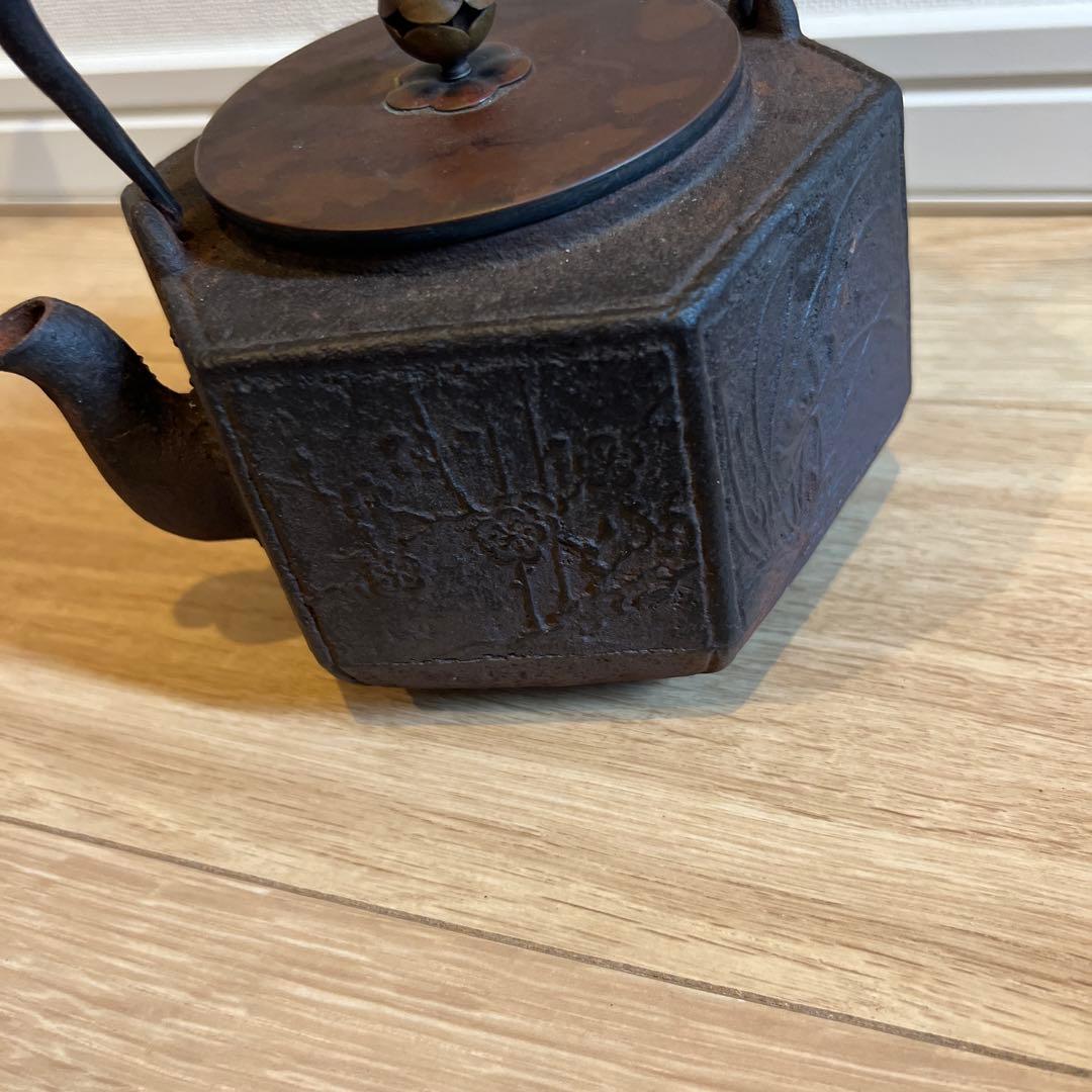 六角形 鋳鉄製鉄瓶 浮彫りデザイン