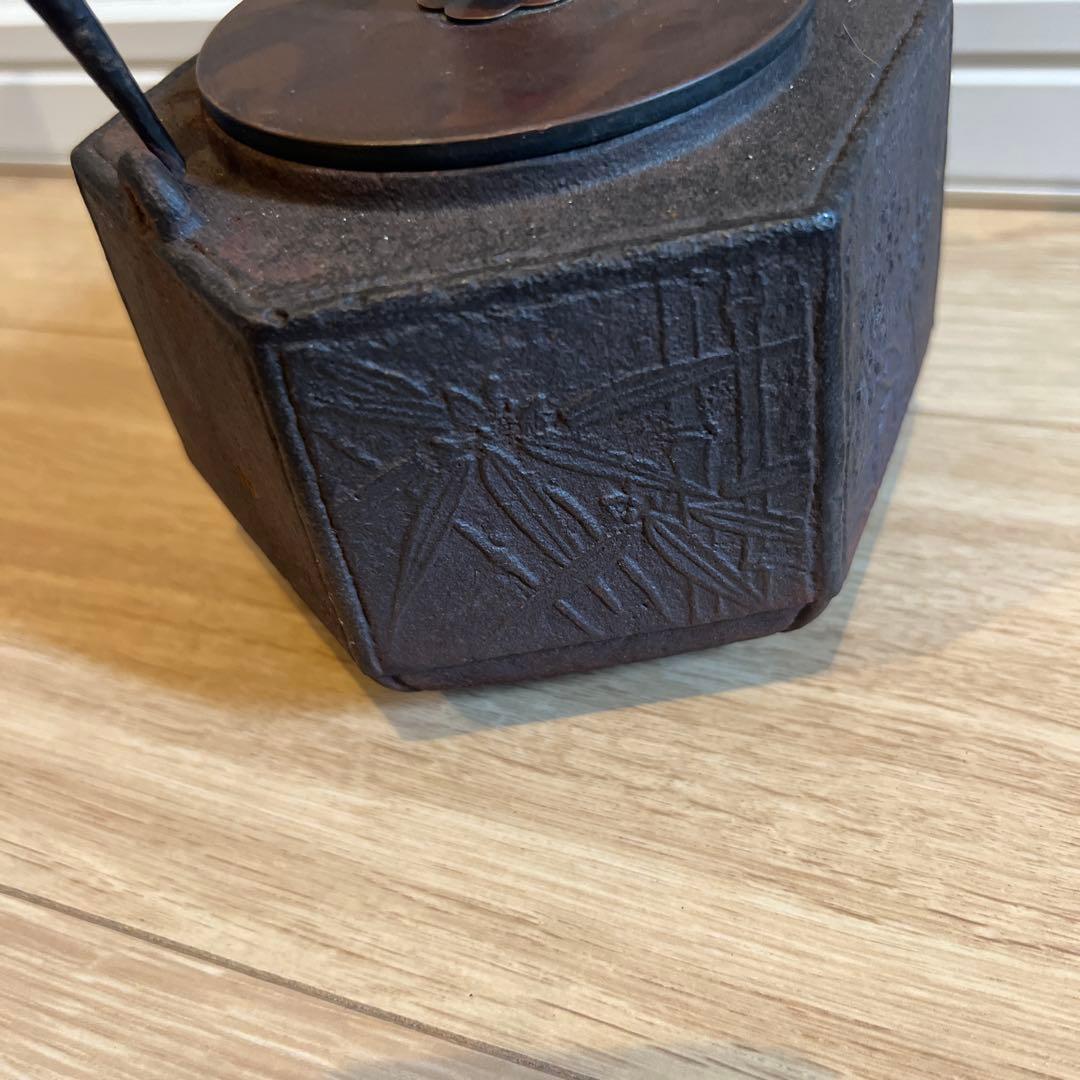 六角形 鋳鉄製鉄瓶 浮彫りデザイン