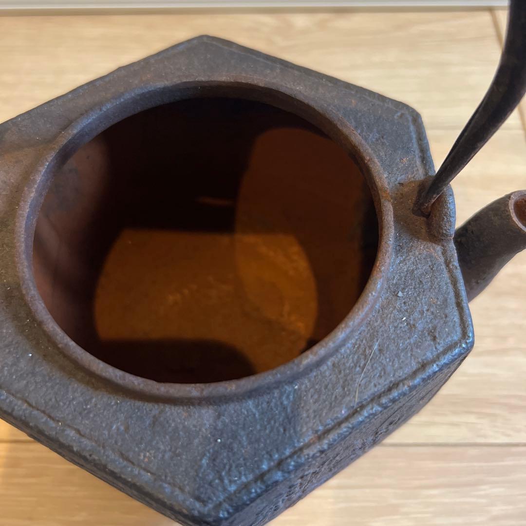 六角形 鋳鉄製鉄瓶 浮彫りデザイン