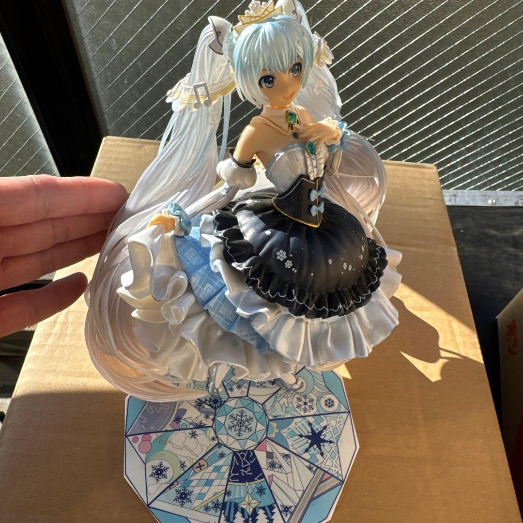 白黒ドレスのフィギュア