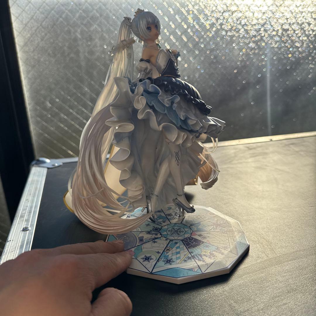 白黒ドレスのフィギュア