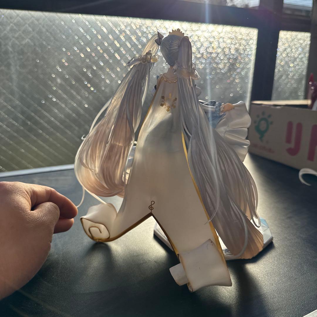 白黒ドレスのフィギュア