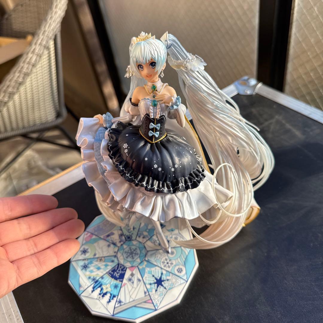 白黒ドレスのフィギュア