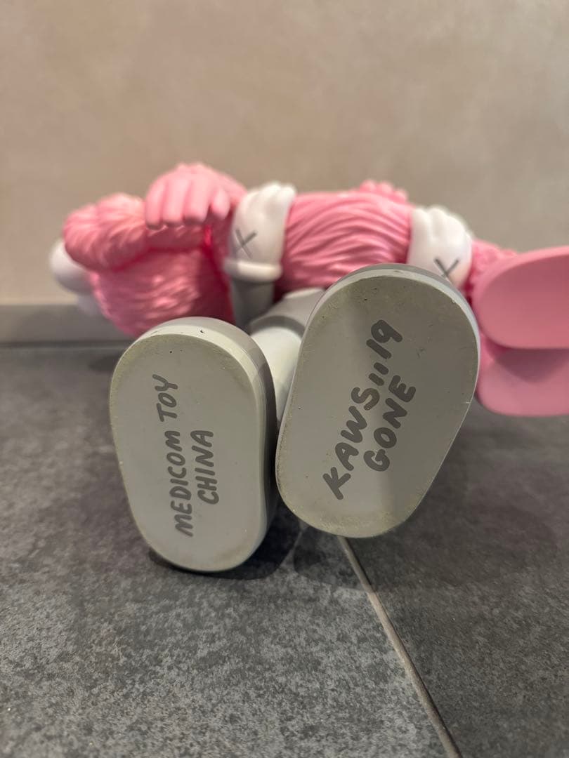 KAWS フィギュア グレー/ピンク