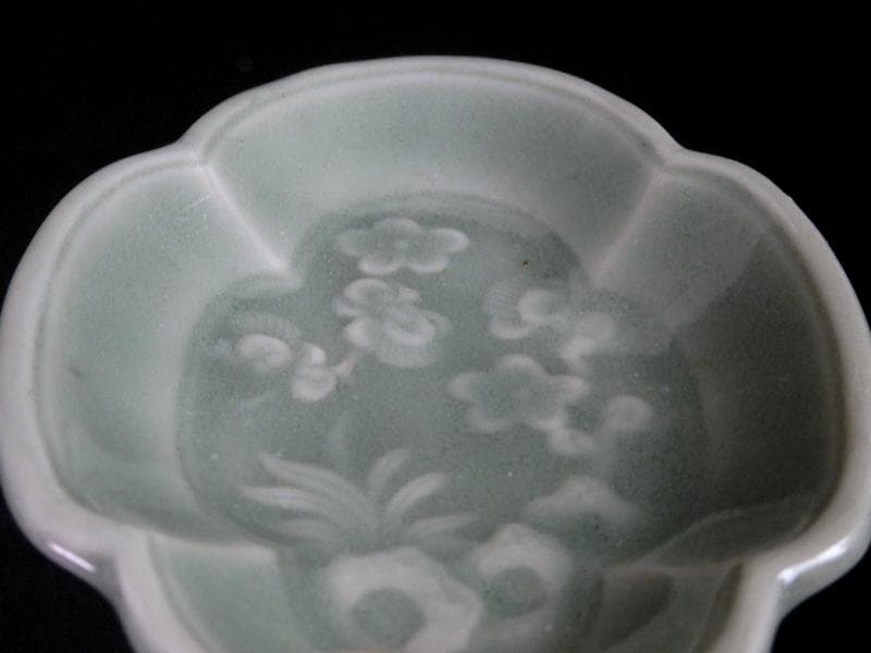 三田青磁　太湖石に梅花の図　変形手塩皿　D021AS-CFn