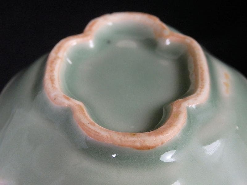 三田青磁　太湖石に梅花の図　変形手塩皿　D021AS-CFn