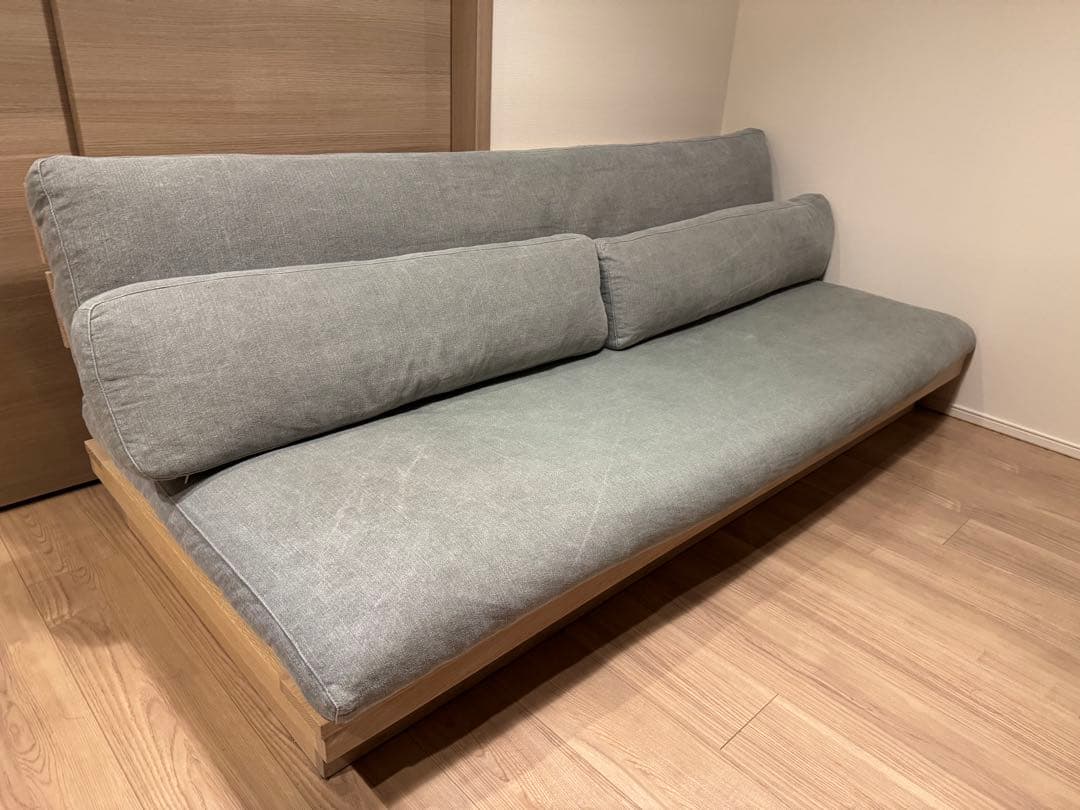 グレーソファ 背もたれクッション付き