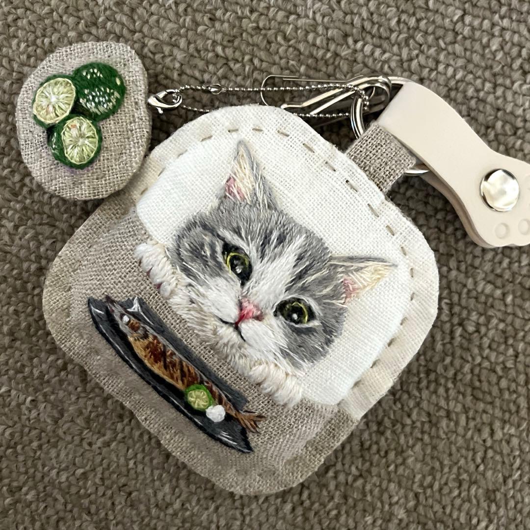 き*ん様 ハンドメイド刺繍キーホルダー　焼きさんまとハチワレサバトラさん