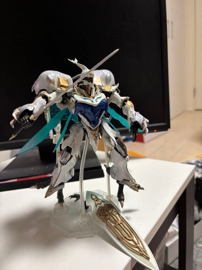 ロボットフィギュア ホワイト ゴールド