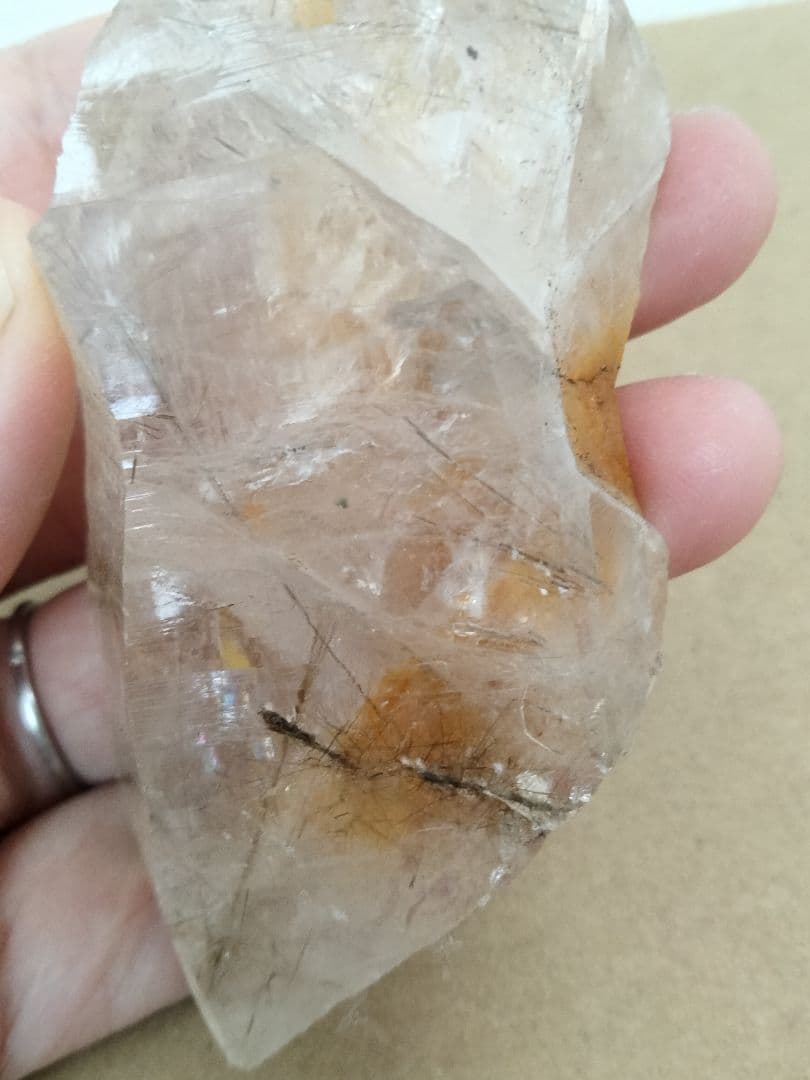 国産鉱物　山梨県　平沢鉱山　天然水晶　　トルマリン入り水晶　79g 虹入り水晶