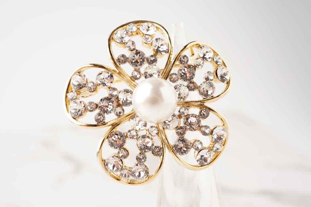 Rene ルネ パール お花 フラワーモチーフ クリスタルブローチ 中 ビジュー