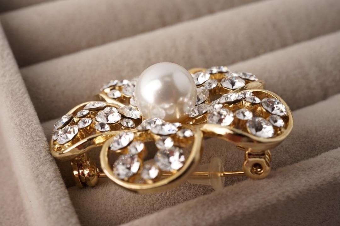 Rene ルネ パール お花 フラワーモチーフ クリスタルブローチ 中 ビジュー