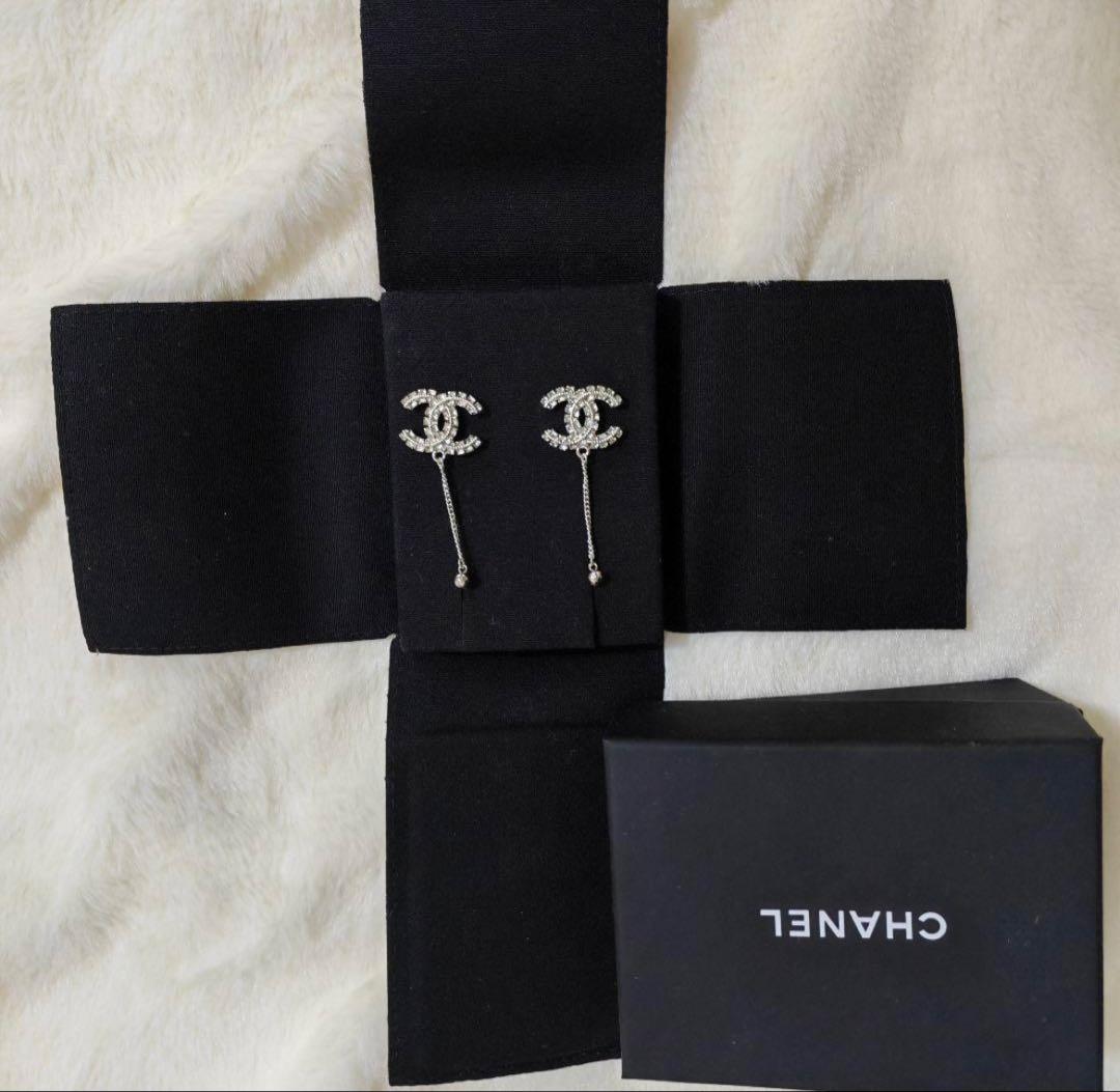 CHANEL シルバーロゴドロップピアス