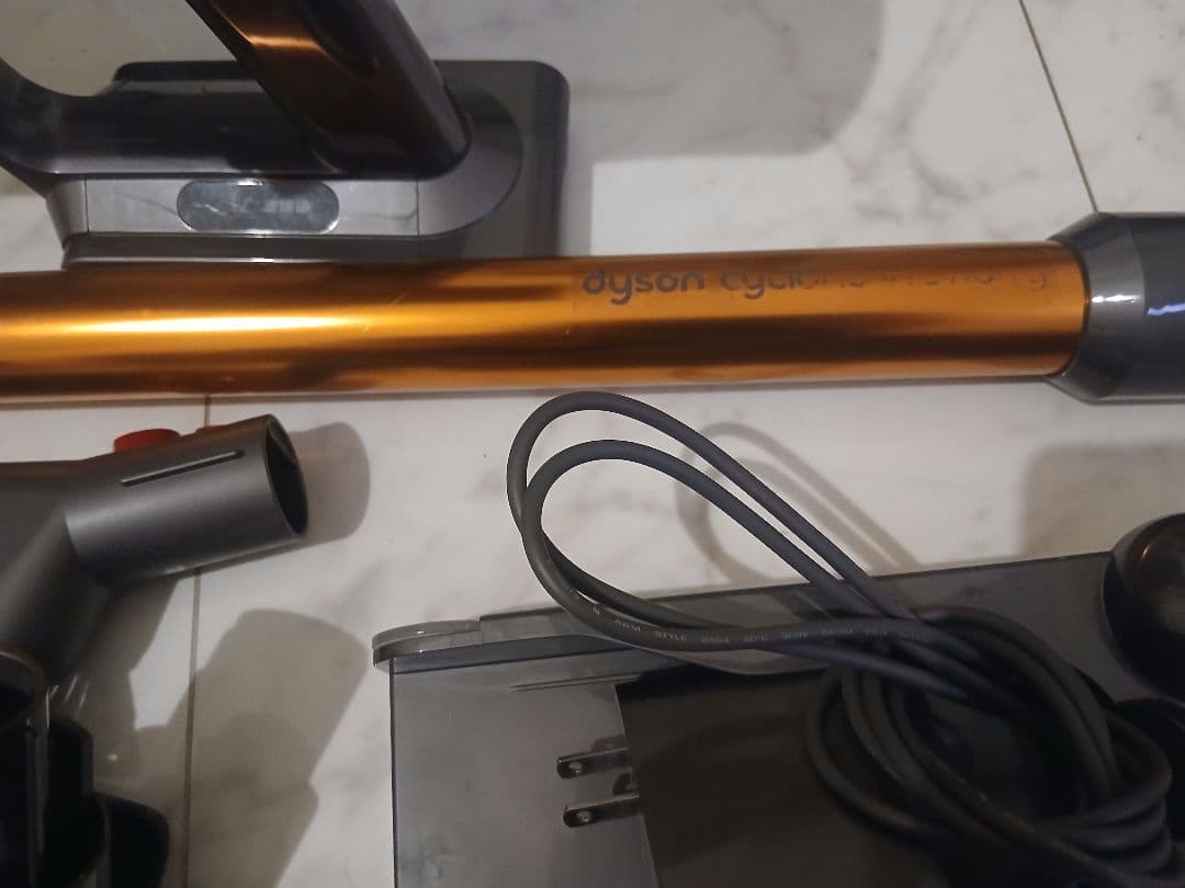 ち*ん様 Dyson V10 Fluffy 充電ドック付／付属品多数／動作良好