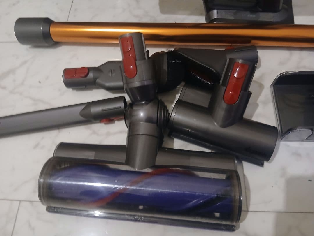 ち*ん様 Dyson V10 Fluffy 充電ドック付／付属品多数／動作良好