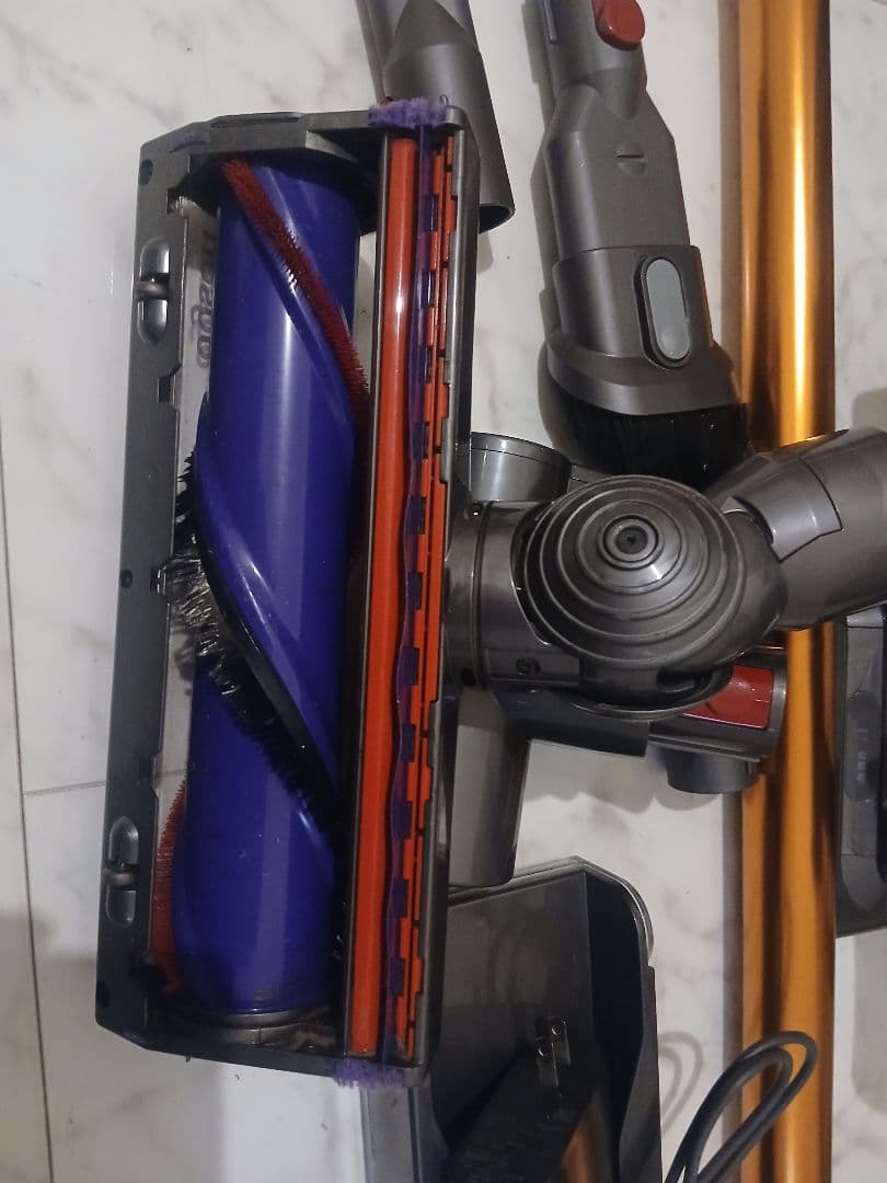 ち*ん様 Dyson V10 Fluffy 充電ドック付／付属品多数／動作良好