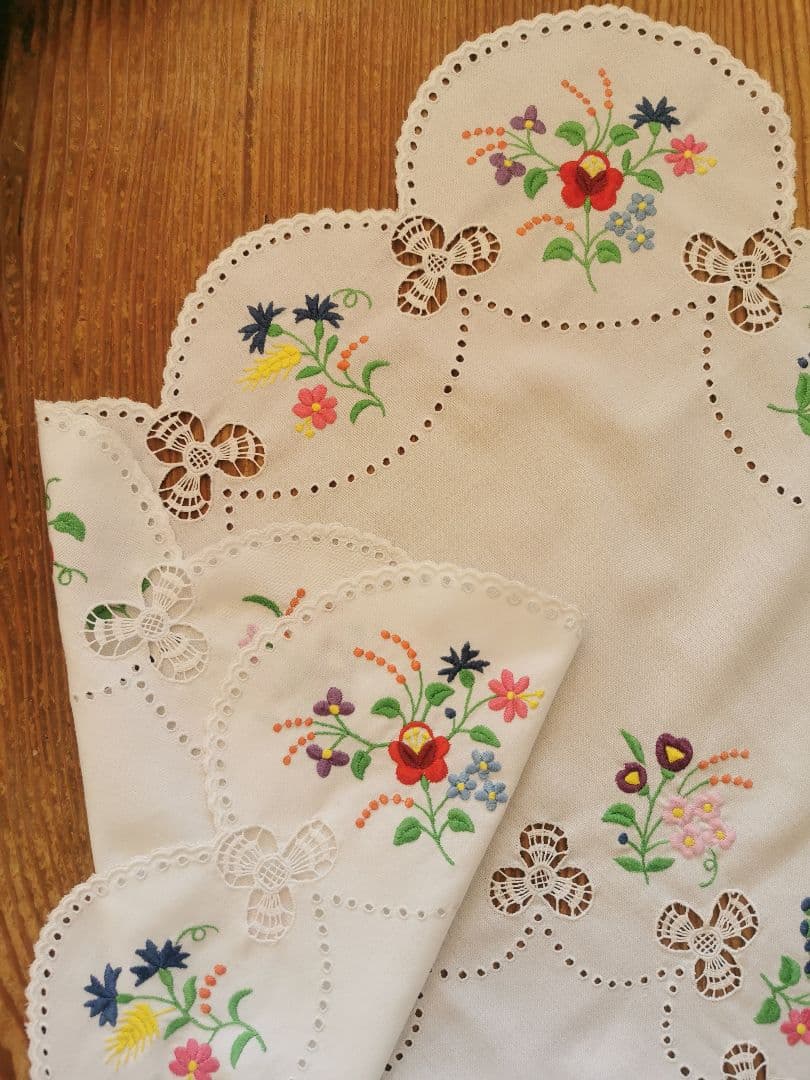 アンティーク ハンガリー カロチャ クローバー透かし刺繍スカラップ リネンクロス