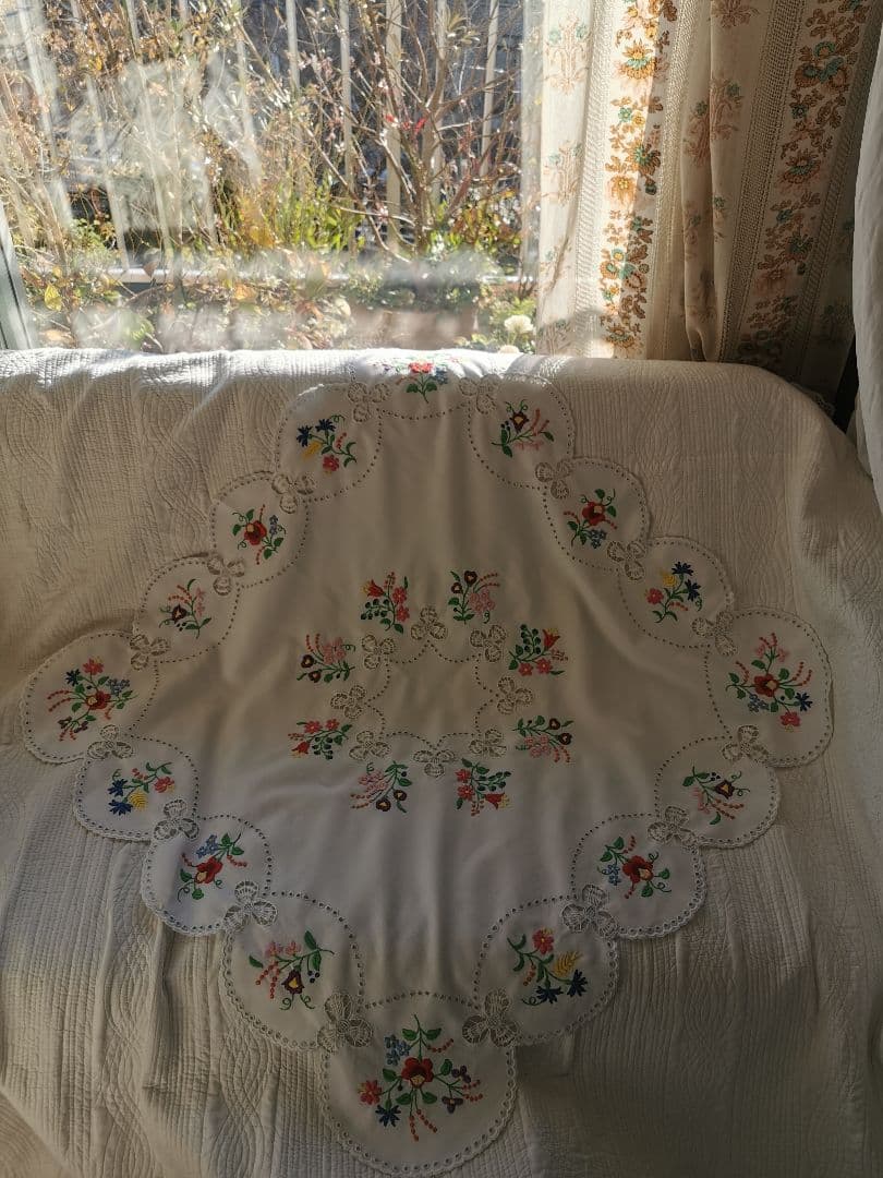 アンティーク ハンガリー カロチャ クローバー透かし刺繍スカラップ リネンクロス