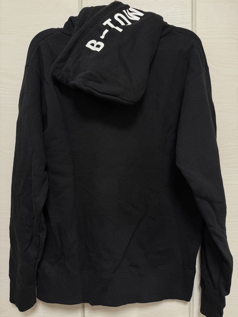 BMᏚGロゴ入り黒フードパーカー