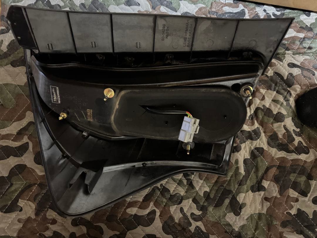 40系 プリウスα ヴァレンティ テールランプ ライトスモーク