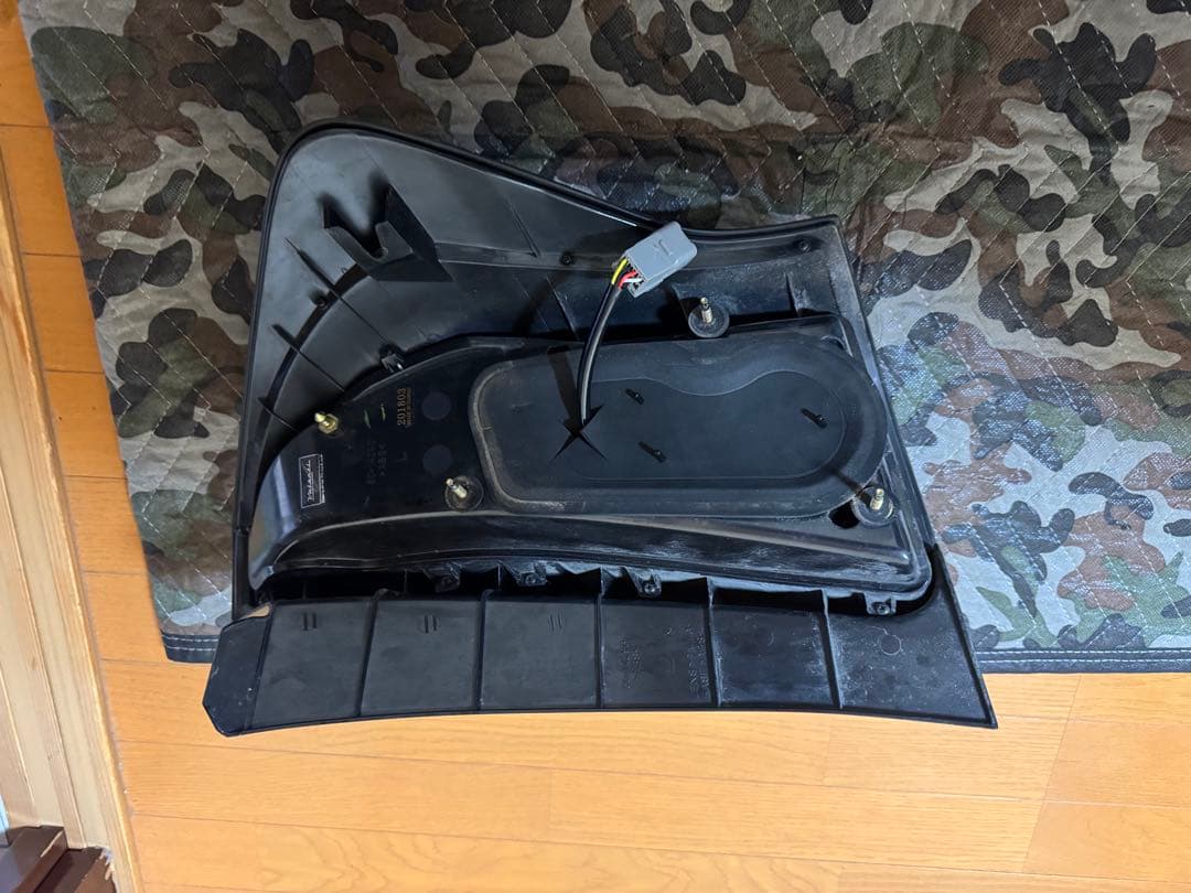 40系 プリウスα ヴァレンティ テールランプ ライトスモーク