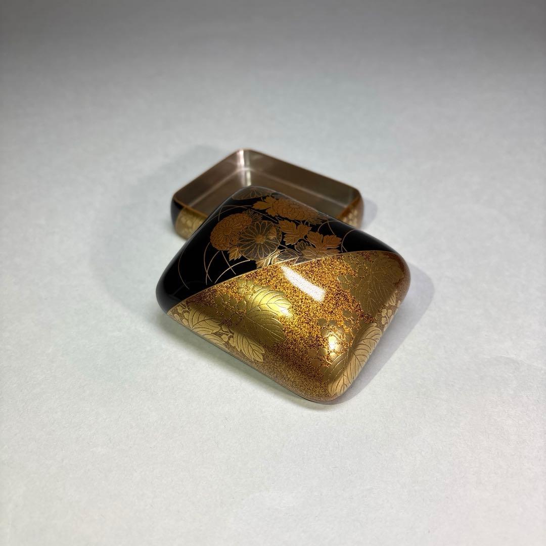 前端春斉　片身替菊桐蒔絵香合 内銀地(二重箱入)