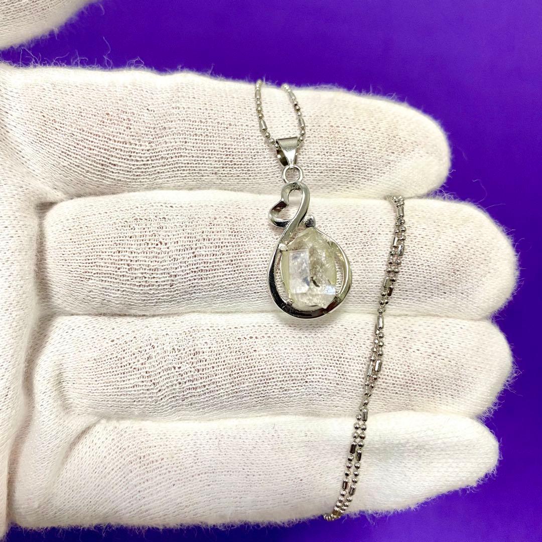 【上級呪物】精霊の欠片が宿る『黒糸晶霊のペンダント』 ～静寂に潜む力と神秘の導き