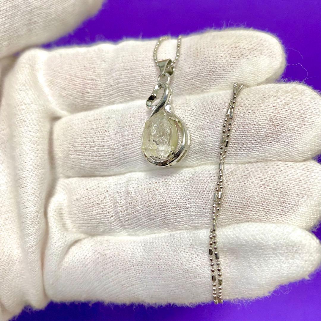 【上級呪物】精霊の欠片が宿る『黒糸晶霊のペンダント』 ～静寂に潜む力と神秘の導き