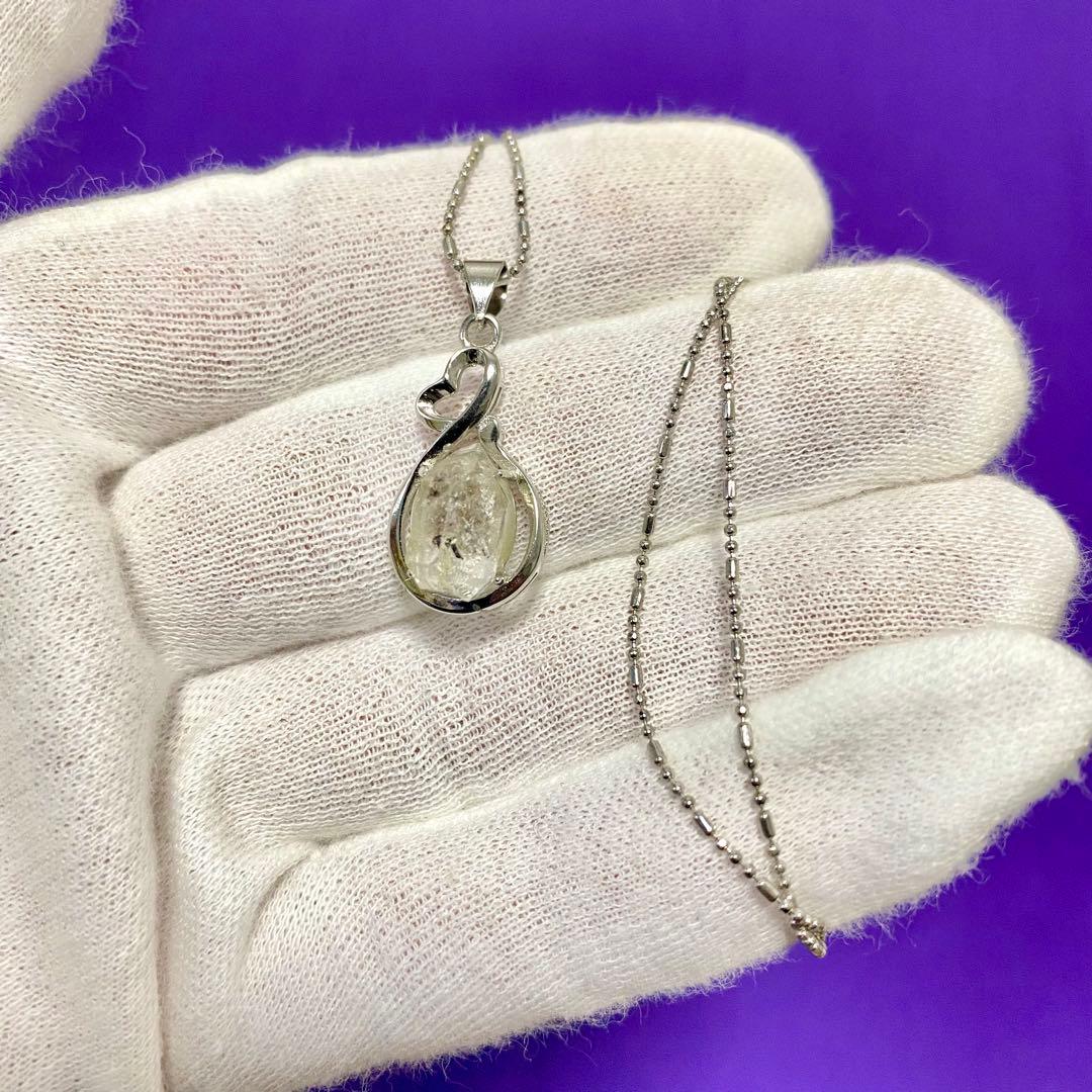 【上級呪物】精霊の欠片が宿る『黒糸晶霊のペンダント』 ～静寂に潜む力と神秘の導き