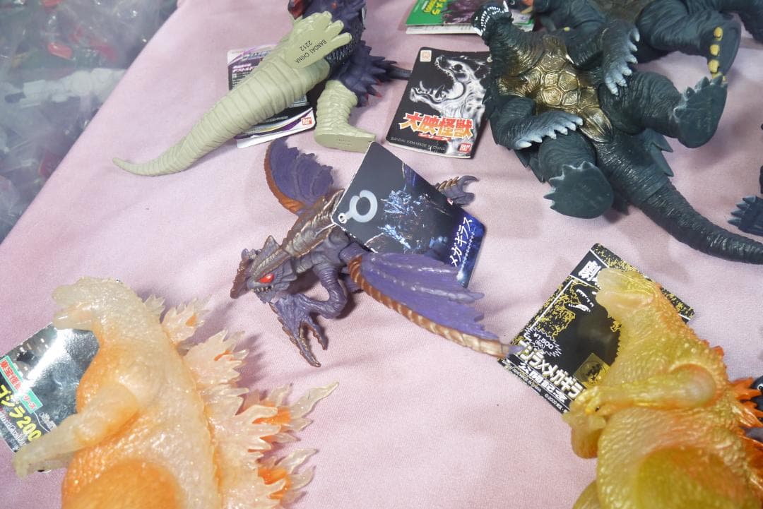 ゴジラ・ガメラ・ウルトラ怪獣　タグ付きソフビ　18体