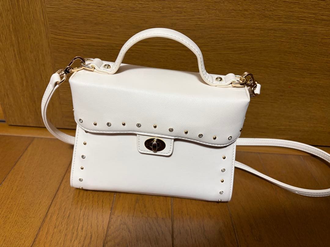 DIANA スタッズ付きショルダーバッグ