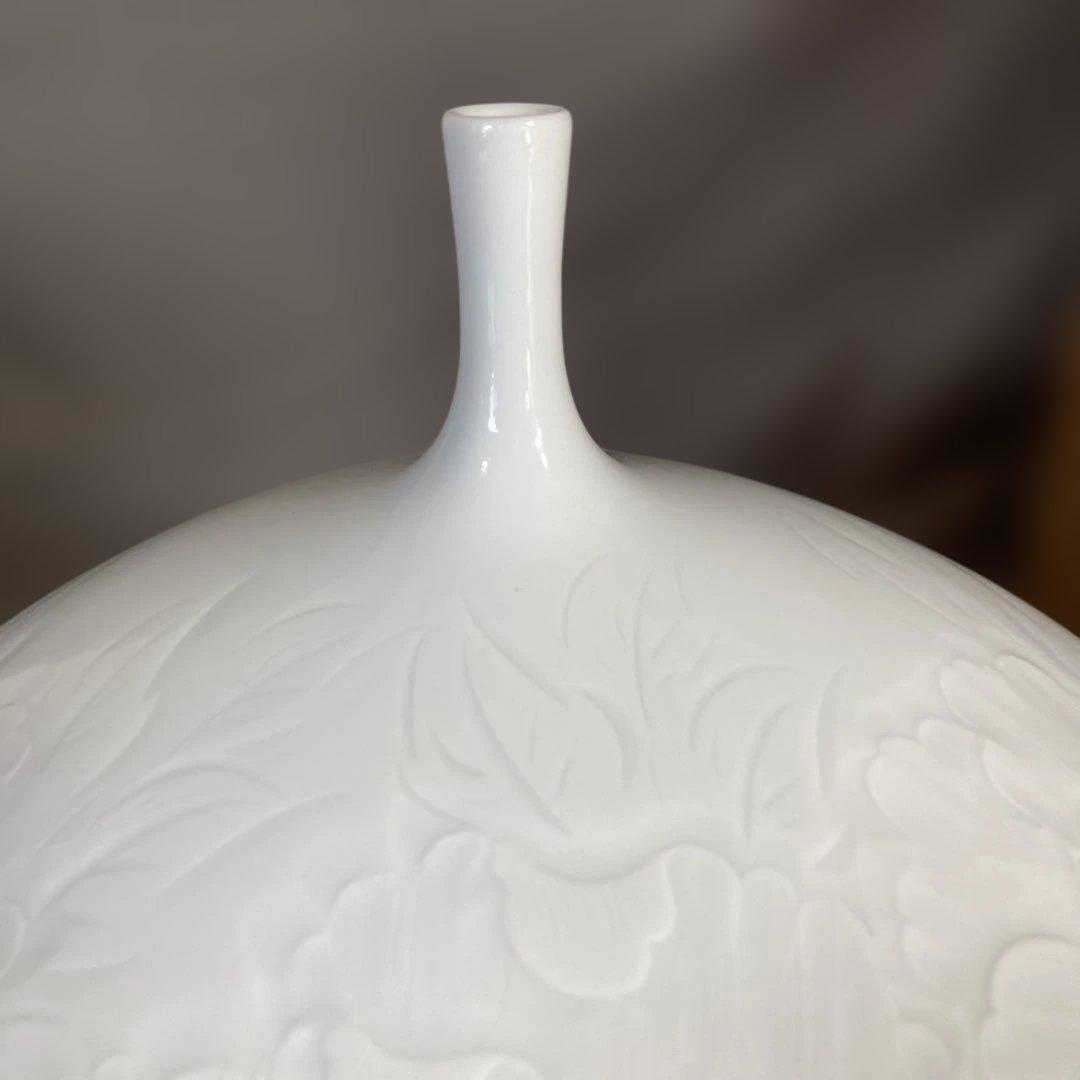 【中尾恭純】白磁の伝統　名窯　伝統工芸会員　中仙窯　中尾恭純作　白磁牡丹彫文　壷