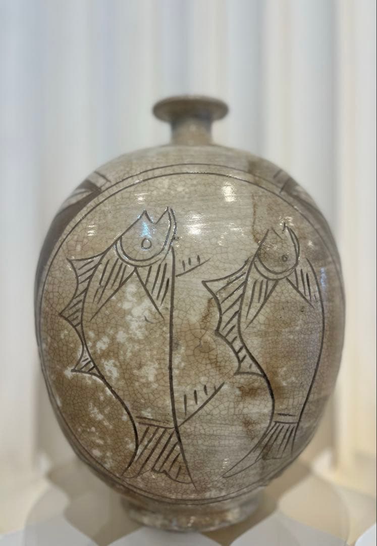 【外商購入】鶏龍山 鉄絵粉青 魚文 扁壺（図録付き）