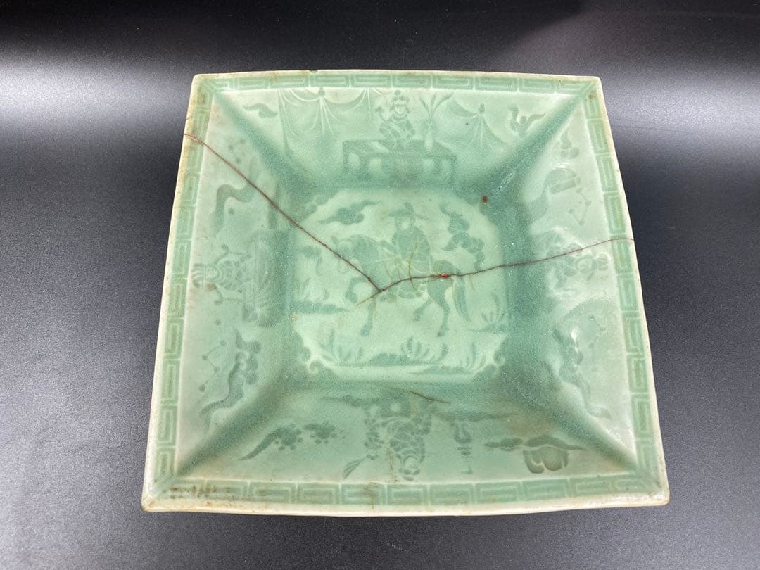 中国古玩 角皿 龍泉青磁 陰刻星座人物図 宋元時代 傷有 時代物 径21.7cm