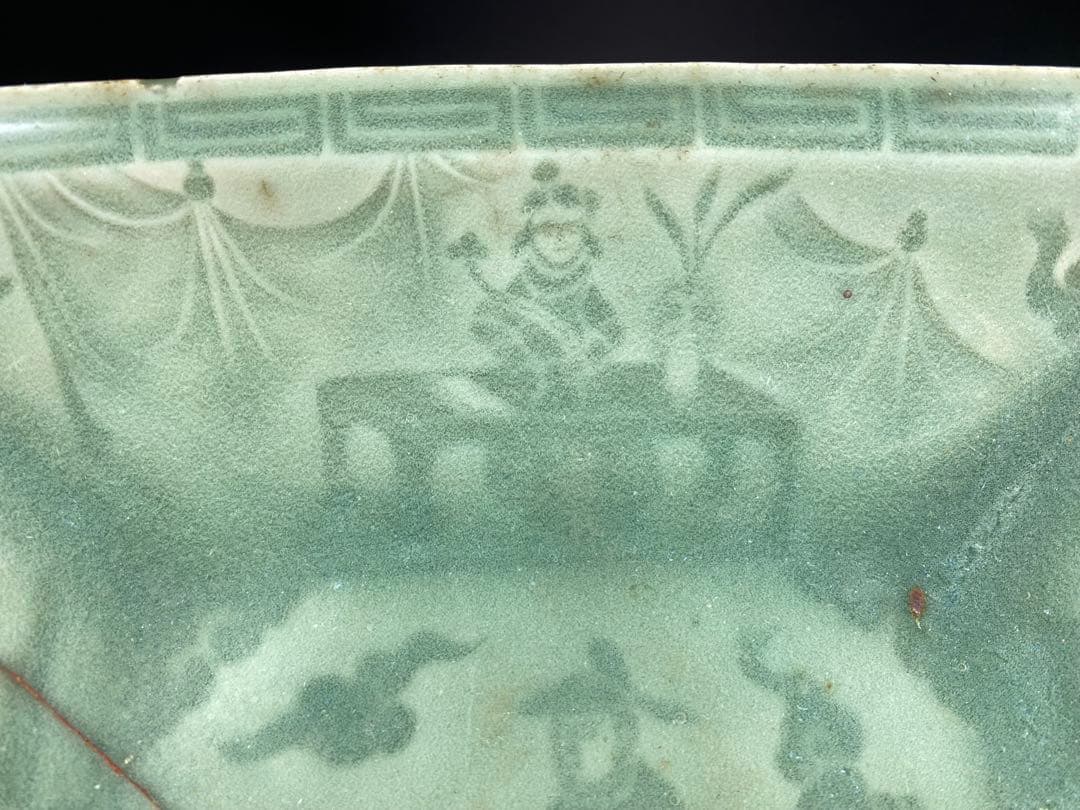 中国古玩 角皿 龍泉青磁 陰刻星座人物図 宋元時代 傷有 時代物 径21.7cm