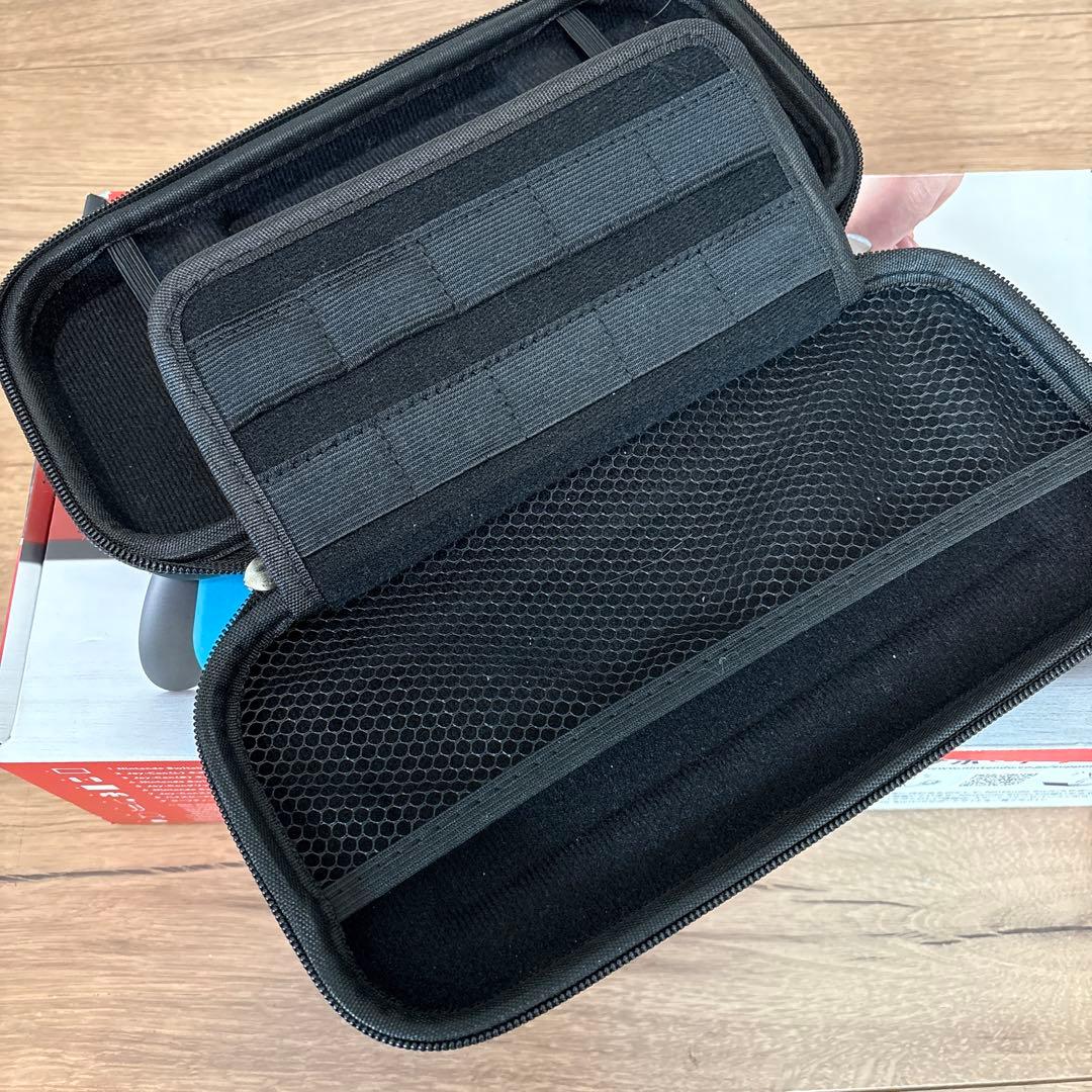 任天堂　Switch 本体　持ち運びケース付き